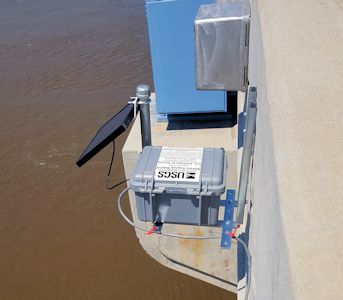 Gage at Missouri River at Atchison, KS on June 9, 2016. Photo by Madison May, USGS.