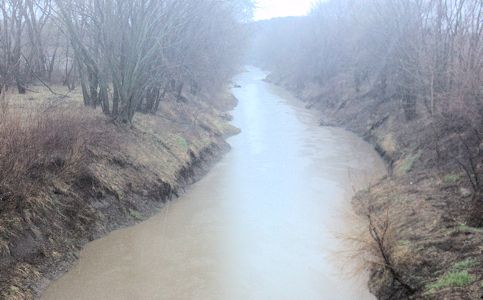 86.3 cfs  at Stranger Creek near Tonganoxie, KS on Apr. 10, 2013. Photo by Duane Wilmes, USGS.